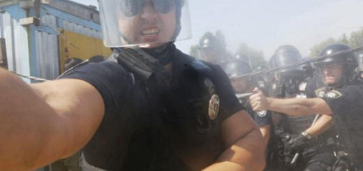 Поліціянт свідомо розпилив газ у обличчя журналістові (фото Єфрема Лукацького)