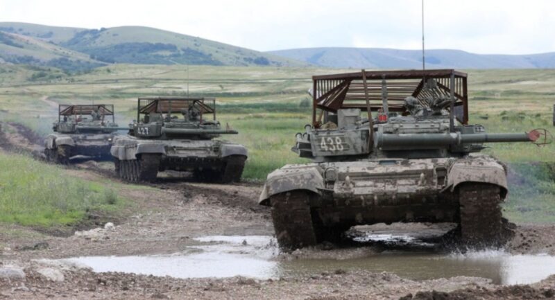 Боеприпасы, скрытые перевозки и "курятники" на танках: чем отличается нынешнее перемещение российских военных на украинской границе