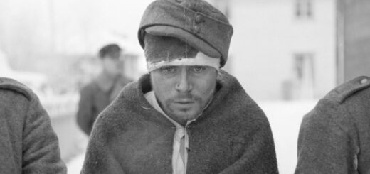 Захваченный в плен советский солдат в одолженной шапке