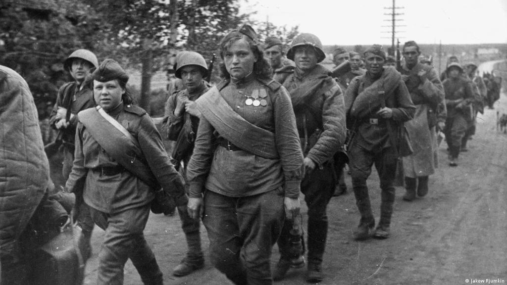 Как в СССР относились к женщинам на фронтах Второй Мировой и как их встретила страна после победы