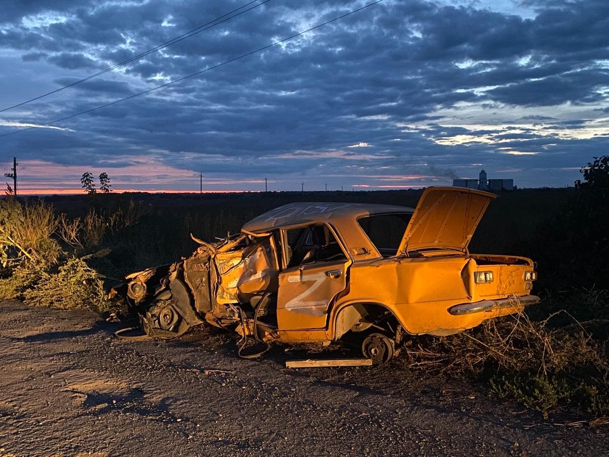 Разбитые оранжевые «Жигули» с буквой Z. Фото автора