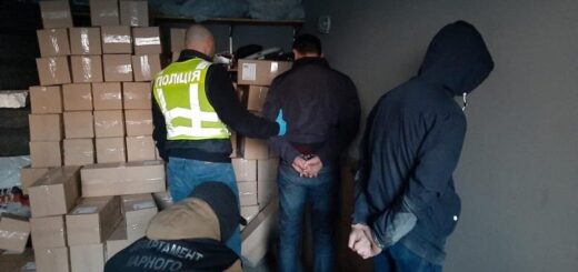 В Киеве полицейские разоблачили группу грабителей, которые отобрали у предпринимателя 100 000 медицинских масок. Фото: Нацполиция Украины