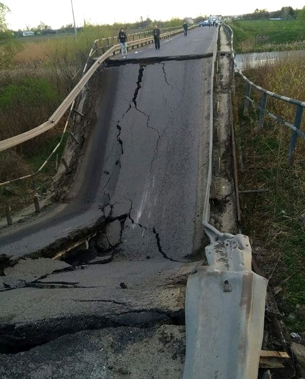 Міст, який обвалився на автодорозі між Львовом та Луцьком