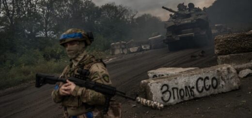 Український військовий на блокпосту біля міста Ізюм, 15 вересня фото: The Washington Post