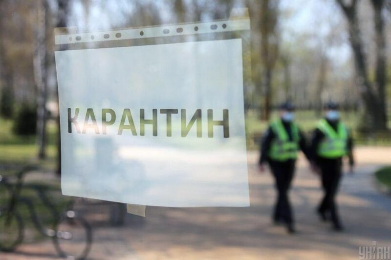 Як судді штрафують українців за появу у громадському місці без документів
