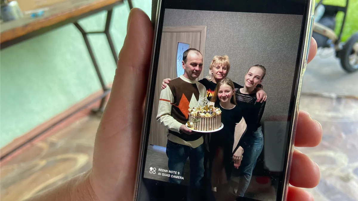 Вдова Виталия Кибукевича показывает фотографию своей семьи Фото: Екатерина Фомина