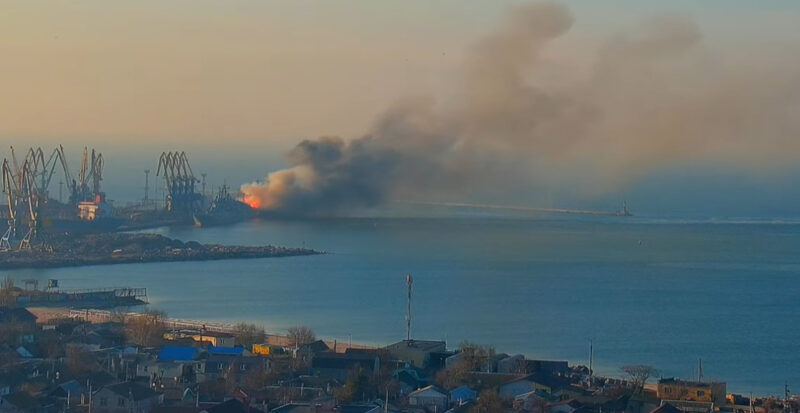 Как горит и взрывается уничтоженный в порту Бердянска русский корабль "Орск", а два других спасаются бегством (HD-видео)
