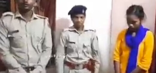 Шістьох людей звинувачують у використанні підробленої поліцейської уніформи (ліворуч), щоб видати себе за поліцейських і вимагати хабарі у місцевих жителів у місті Банка, північно-східна Індія.