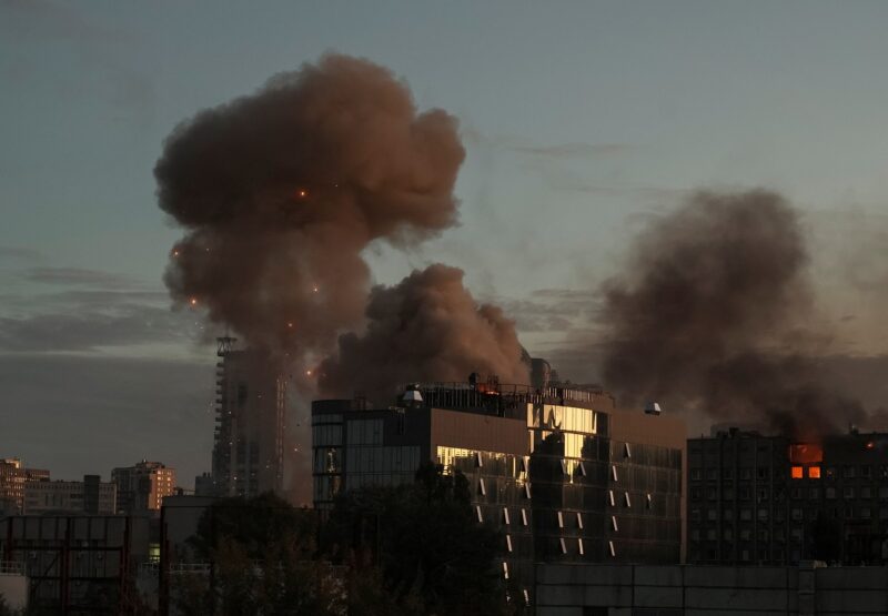 Последствия ударов по Киеву дронами-камикадзе. 17 октября 2022 года. Фото: Reuters Читать полностью: https://news.zerkalo.io/world/24130.html?c