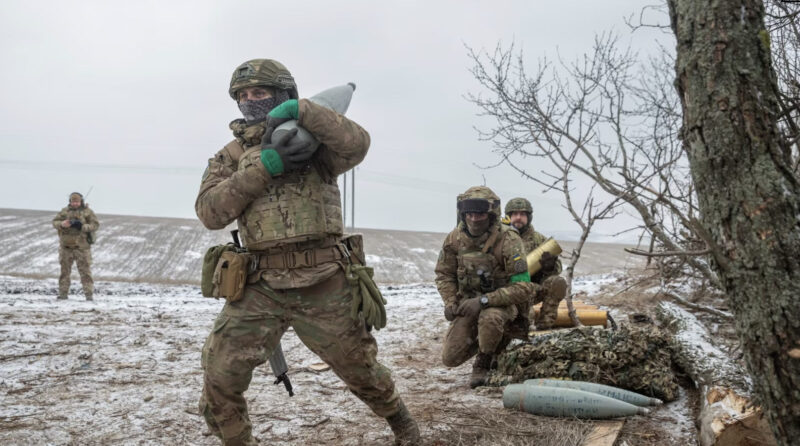 Військові України готуються стріляти снарядами 152-мм гаубиці 2A65 Msta-B, відбиваючи напад Росії на Україну під Бахмутом, 6 лютого 2023 року / REUTERS