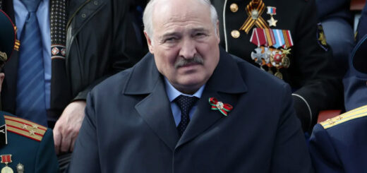 Александр Лукашенко на трибуне во время военного парада на Красной площади в Москве, 9 мая 2023 года. Фото: EPA-EFE/GAVRIIL GRIGOROV