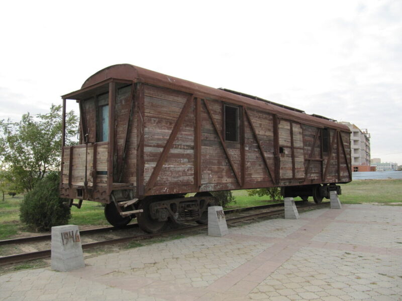 Залізничний вагон — фрагмент меморіального комплексу «Вихід та Повернення» у столиці Республіки Калмикія Елісті