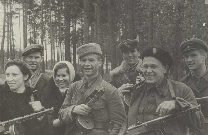 Партизаны отряда имени Буденного Добрушской бригады. Фото 1943 года. Источник: МАММ / МДФ