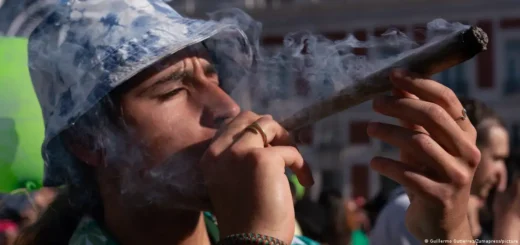 Одні, як ось цей учасник Global Marijuana March у Мадриді, виступають за легалізацію канабісу, а інші проти. А як щодо ризиків? Фото: Guillermo Gutierrez/Zumapress/picture alliance