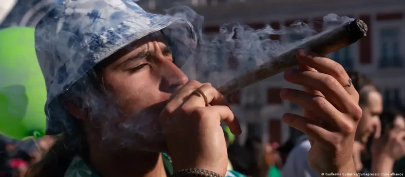 Одні, як ось цей учасник Global Marijuana March у Мадриді, виступають за легалізацію канабісу, а інші проти. А як щодо ризиків? Фото: Guillermo Gutierrez/Zumapress/picture alliance