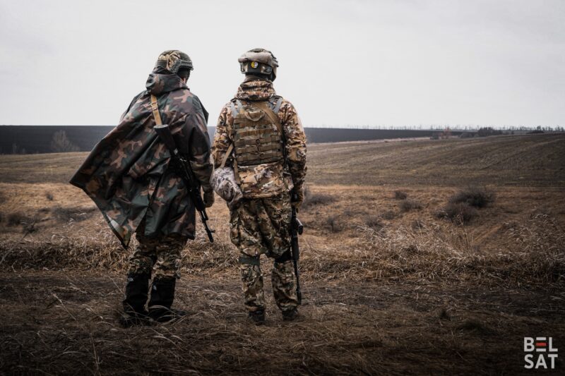 Бойцы учебной роты полка Кастуся Калиновского на занятиях по инженерному делу. Украина. Февраль 2023 года.