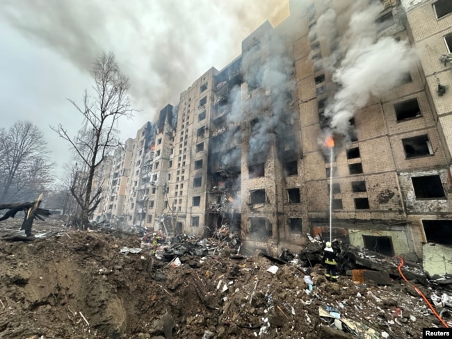 Сильно пошкоджений будинок в Києві в результаті масованої атаки 2 січня 2024 року