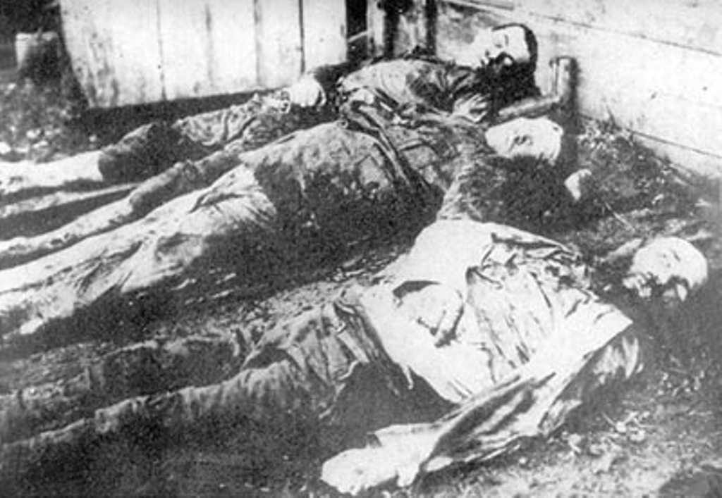 Трупы заложников, расстрелянных в харьковской тюрьме. 