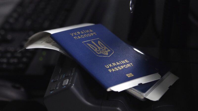 Загранпаспорта граждан Украины в аэропорту Фото Ковальчук Виктор / УНИАН