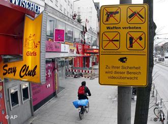 Знак про заборону зброї в гамбурзькому районі розваг Репербан (архівне фото)
