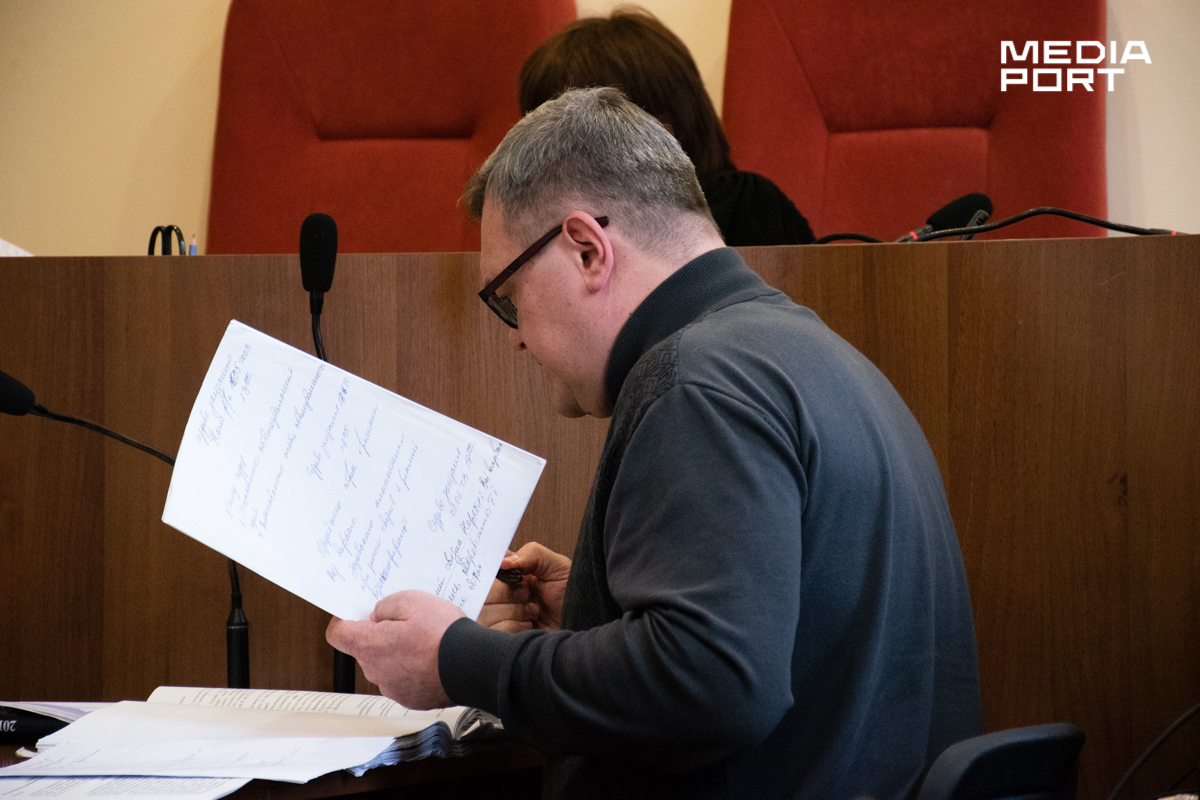 Прокурор допитує свідків на засіданні Комінтернівського районного суду Харкова