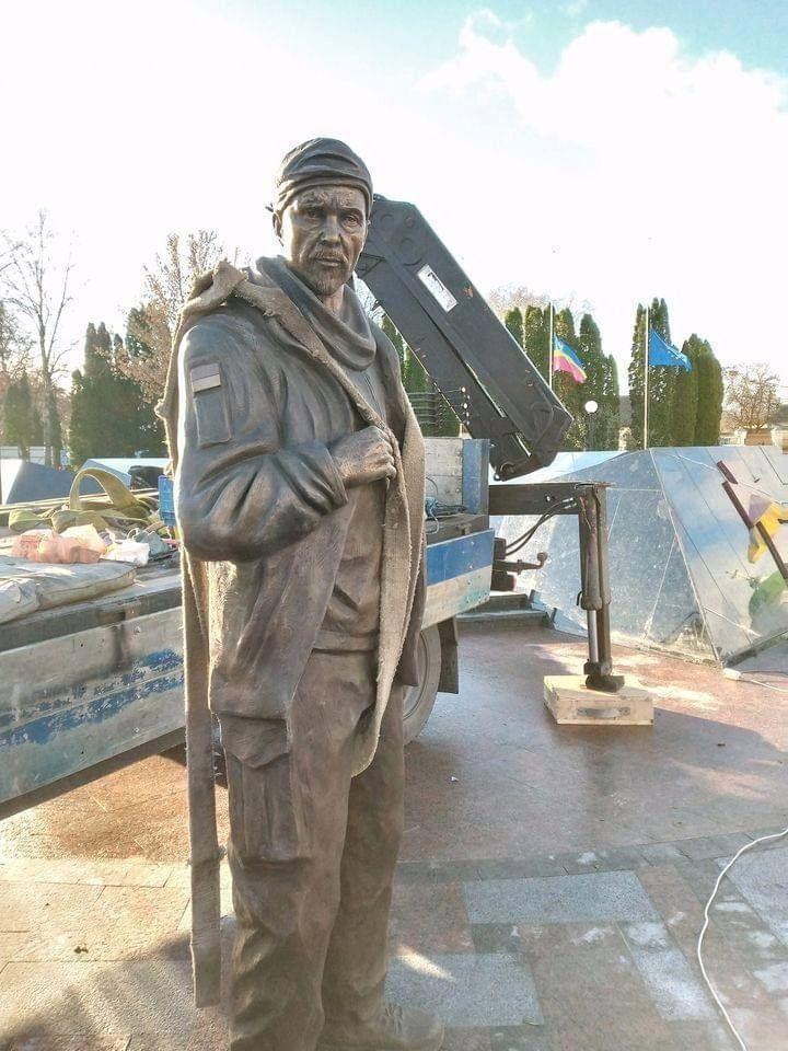 Пам'ятник Олександру Мацієвському, відкритий в Ніжині (Чернігівська область) наприкінці листопада. Його розстріляли упритул - перед цим він звернувся до російських військових зі словами "Слава Україні"