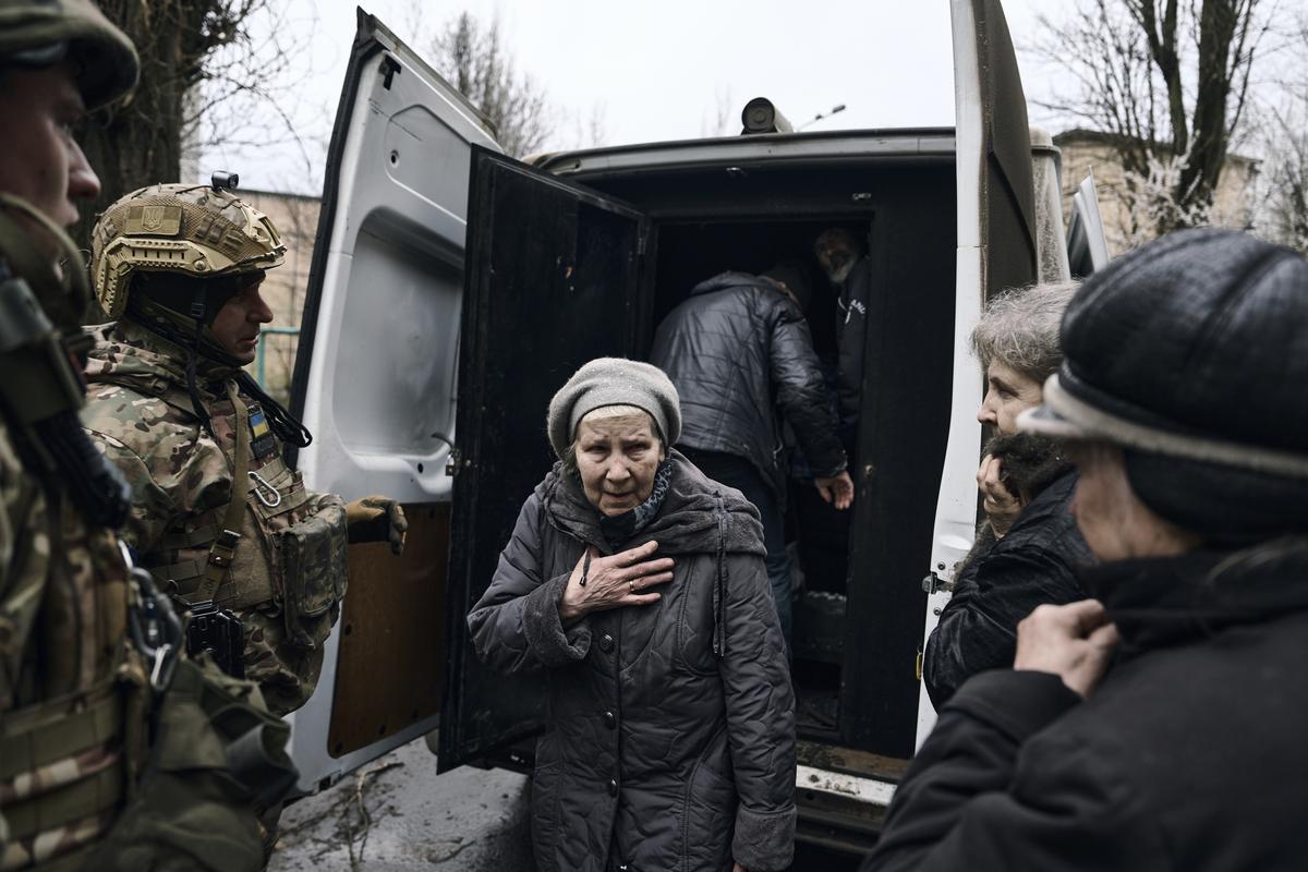 Жительница Авдеевки прощается со своим домом перед эвакуацией. 12 апреля 2023 года