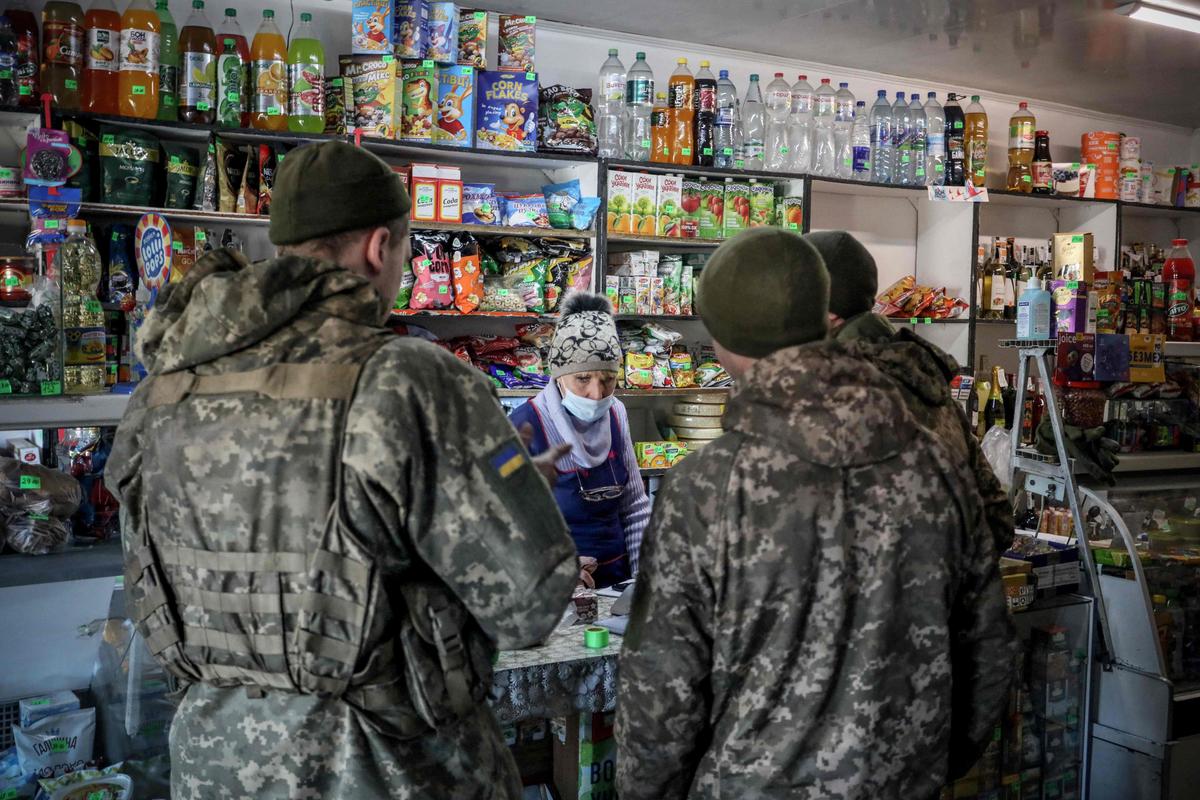 Украинские военные в магазине в Авдеевке, 21 февраля 2022