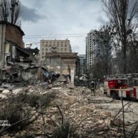 Наслідки ракетної атаки російських загарбників на Київ: пошкоджена триповерхова будівля спортзали (фото)