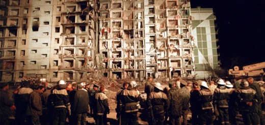 Спасатели и пожарные заканчивают свою работу в разрушенном жилом доме в Волгодонске после того, как все выжившие были эвакуированы, четверг, 16 сентября 1999 года. Фото: Юрий Кочетов/EPA PHOTO