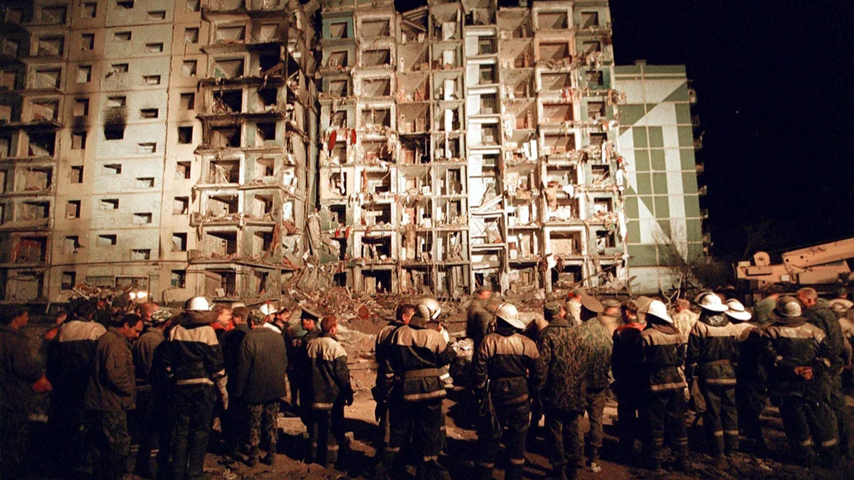 Спасатели и пожарные заканчивают свою работу в разрушенном жилом доме в Волгодонске после того, как все выжившие были эвакуированы, четверг, 16 сентября 1999 года. Фото: Юрий Кочетов/EPA PHOTO