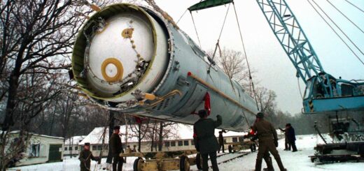 Військовослужбовці ЗС України готують до утилізації балістичну ракету SS-19 (УР-100Н) на базі в смт Вакуленчук Житомирської області, 24 грудня 1997 р.