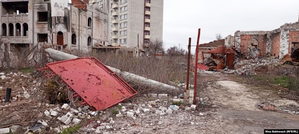 Зруйновані будинки Чернігова внаслідок обстрілів армії Росії, яка намагалася захопити місто на початку масштабного вторгнення до України в 2022 році. Світлина 2024 року