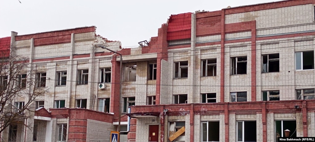Пошкоджена лікарня в Чернігові, розташована поряд з будинком Оксаниної сестри