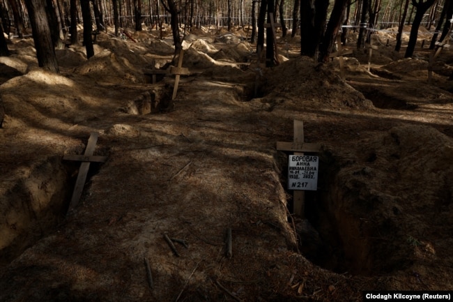 Масові захоронення жертв окупації в Ізюмі Харківської області, виявлені після звільнення міста восени 2022 року