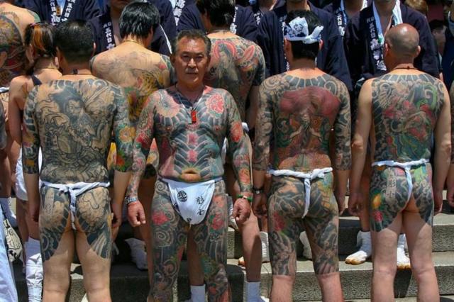 Якудза рідко показують свої татуювання на публіці, і одним із таких випадків є фестиваль Санджа Мацурі в традиційному районі Асакуса в Токіо