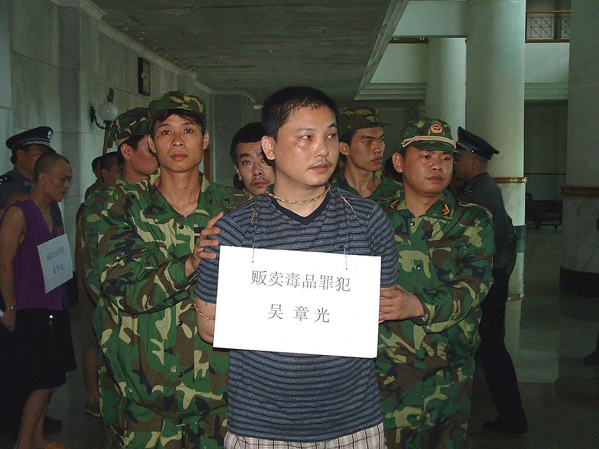 Китайский наркоторговец Wu Zhangguang с подельниками приговорен к смертной казни, 17 мая 2005 года. Фото: Martin Law / EPA