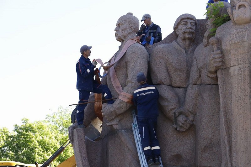 Демонтаж композиції на честь Переяславської ради 