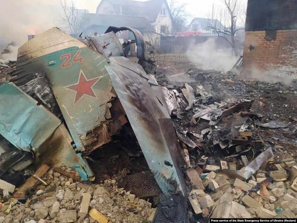 Уламки збитого російського бойового літака у житловому районі Чернігова, 5 березня 2022 року