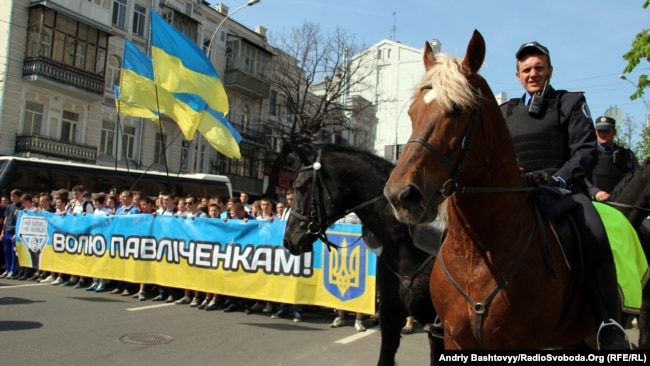 Понад пів тисячі футбольних фанатів взяли участь у марші на захист родини Павліченків, Київ, 27 квітня 2013 року
