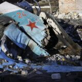 Уламки збитого російського бойового літака Су-34 у житловому районі Чернігова, 6 квітня 2022 року Фото:Stas Yurchenko (AP)