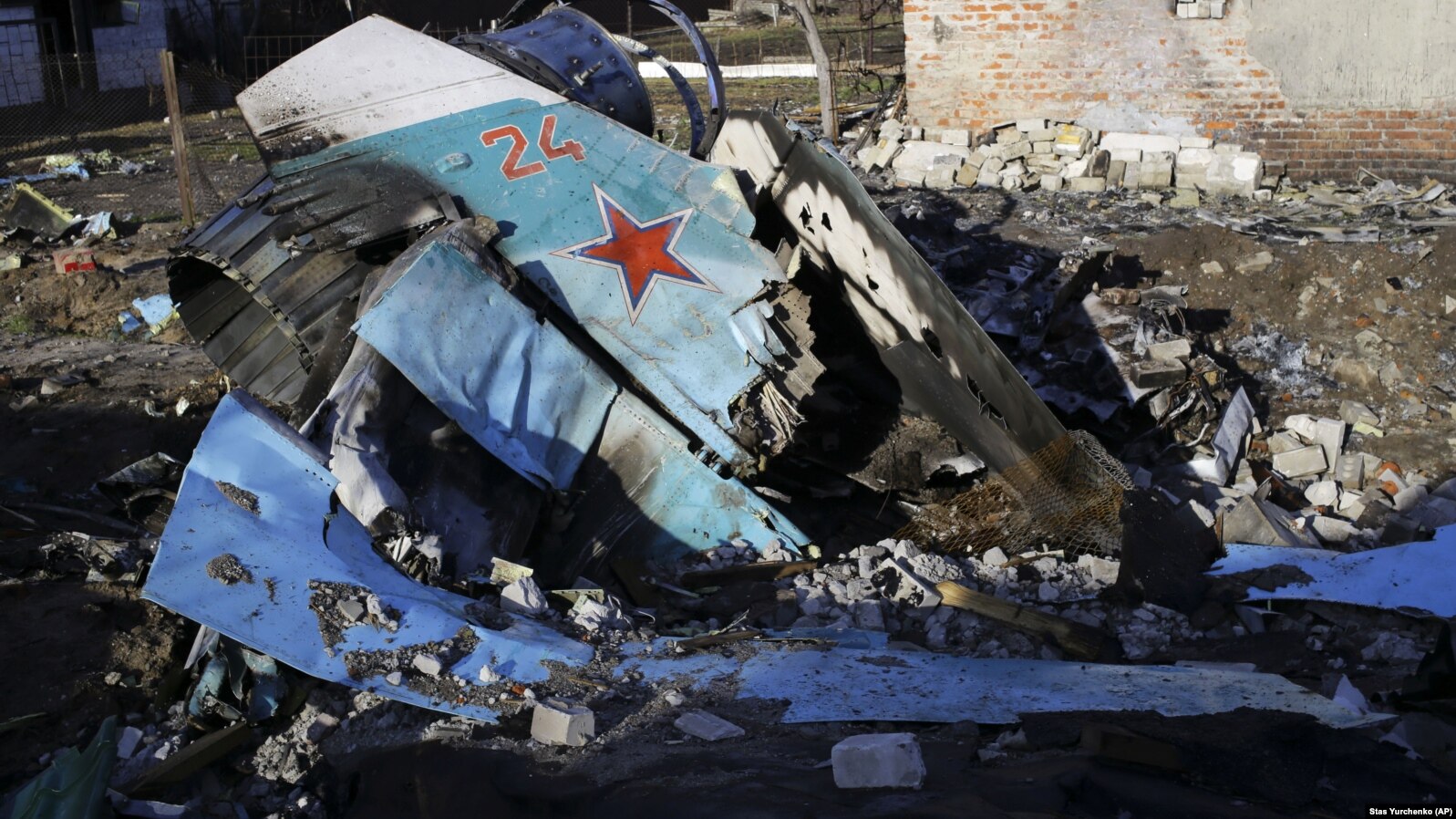 Уламки збитого російського бойового літака Су-34 у житловому районі Чернігова, 6 квітня 2022 року Фото:Stas Yurchenko (AP)
