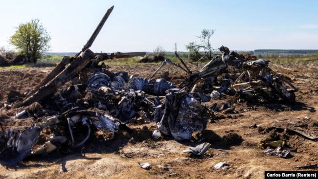 Залишки знищеного російського гелікоптера поблизу Макарова на Київщині, 5 травня 2022 року
