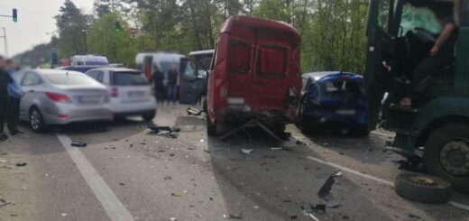 На 17-му км Брест-Литовського шосе сталося зіткнення 6-ти автомобілів, постраждало вісім людей