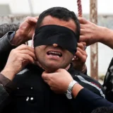 Мать жертвы убийства Абдолы Хоссейнзаде, убитого в 2007 году, с помощью своего мужа снимает веревку с шеи Балала, который был осужден и приговорен к смертной казни за убийство их сына, во время казни в северном городе Новшехр, Иран, 15 апреля 2014 года. Фото: Arash Khamooshi / EPA