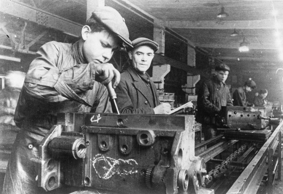 Советская промышленность опиралась на мастеров высокого разряда. Сегодня таких почти не осталось, поэтому главным стал не человек, а станок