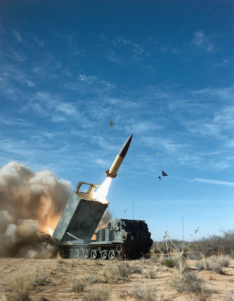 Запуск ракети <i>ATACMS</i> з ПУ <i>M270 MLRS</i>