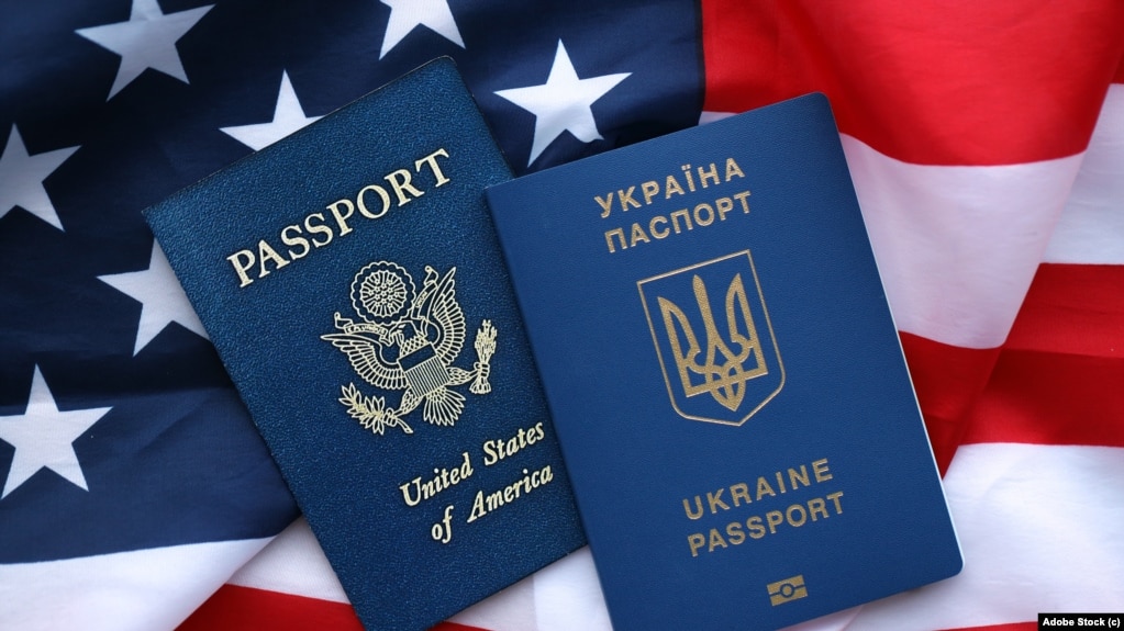 В'їзд до України за американським паспортом у разі наявності українського громадянства передбачає адміністративну відповідальність за намагання незаконно перетнути кордон. Від військового обов'язку подвійне громадянство також не звільняє. Фото: Adobe Stock