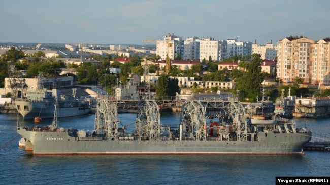 Рятувальне судно «Комуна» у Севастопольській бухті. Крим, архівне фото