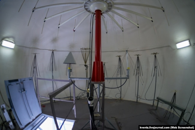 Всередині одного із захисних куполів радіолокаційної станції на Ай-Петрі. Крим, 2019 рік